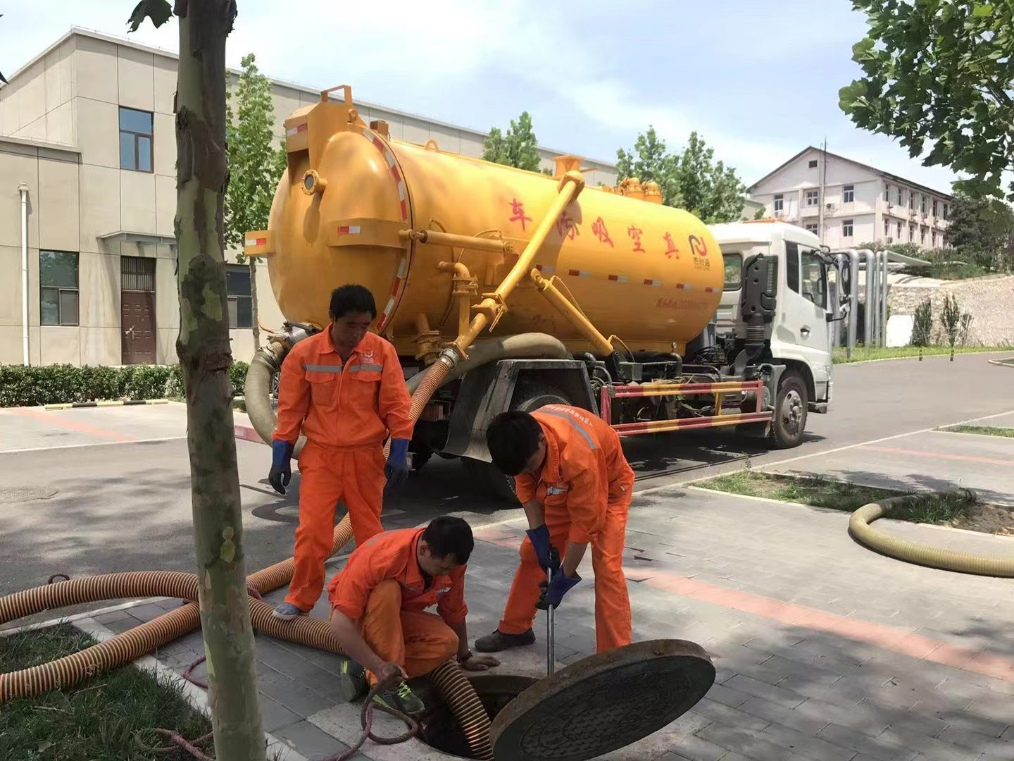 宝塔管道疏通车停在窨井附近