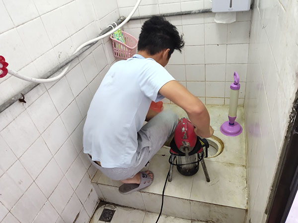宝塔管道堵塞冒臭气 专业师傅现场解决问题