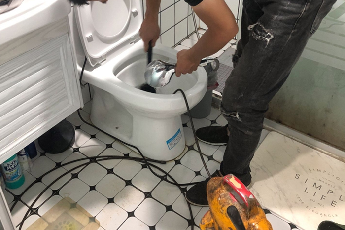 宝塔马桶堵塞自己疏通还是找师傅？专业上门服务让你省时更省心